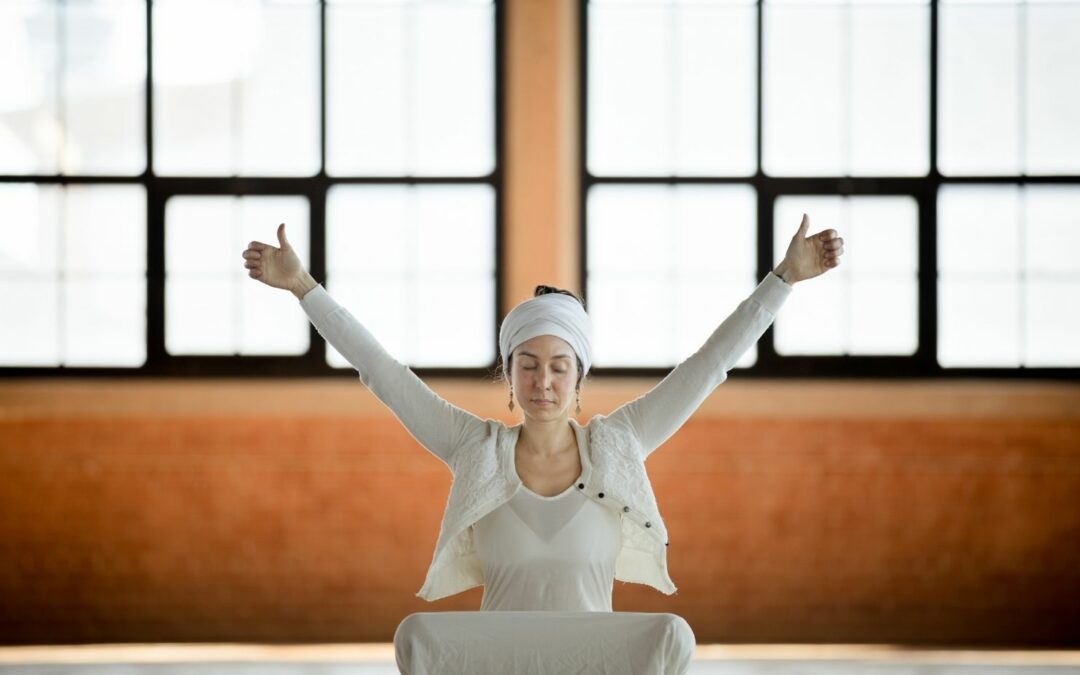 Przewodnik dla początkujących praktykujących jogę Kundalini